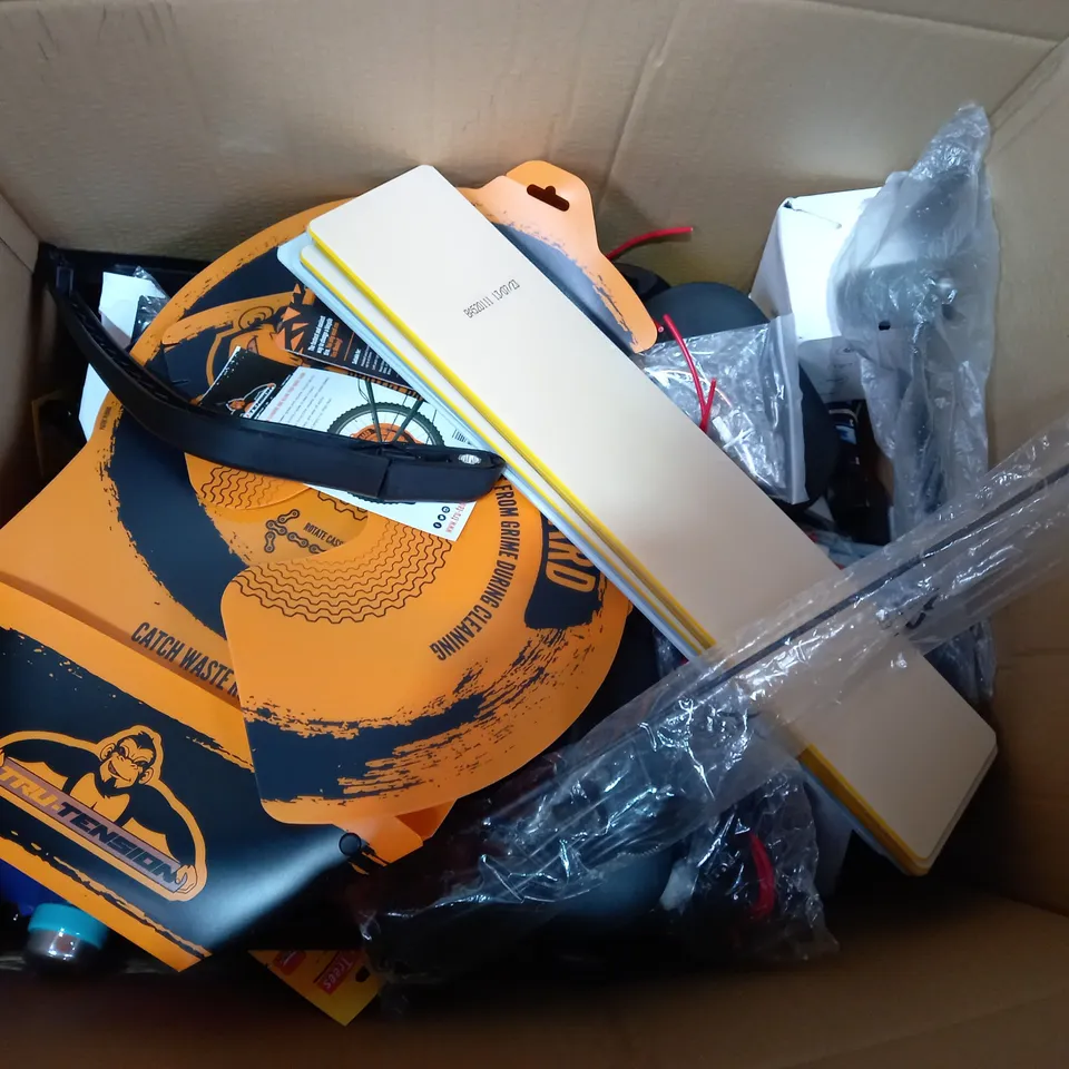 BOX OF APPROX 20 ASSORTED ITEMS INCLUDING LICENSE PLATES, WIPER BLADES AND SPARE TYRES