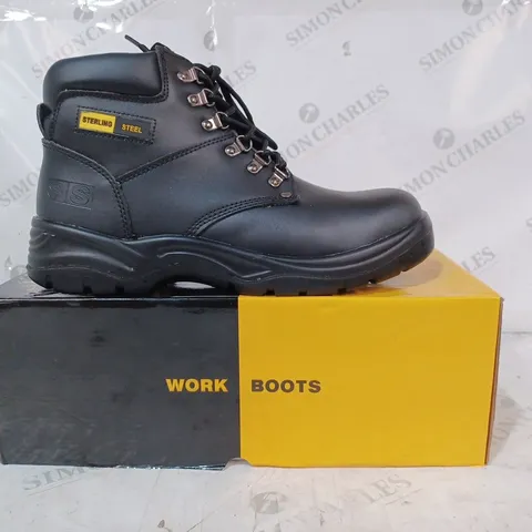 BOXED PAIR OF STERLING SAFETY BOOTS IN BLACK UK SIZE 10