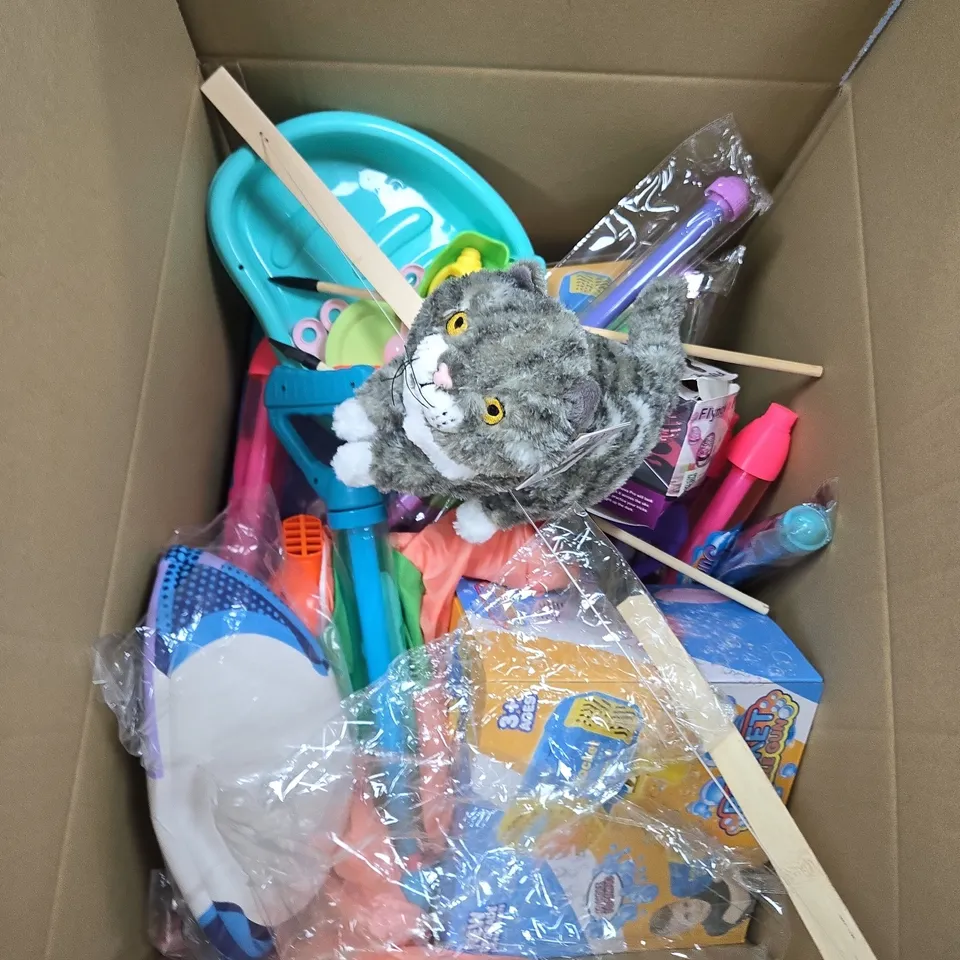 APPROXIMATELY 10 ASSORTED TOYS AND GAMES TO INCLUDE TEDDIES, BOW & ARROW AND BUBBLE GUN