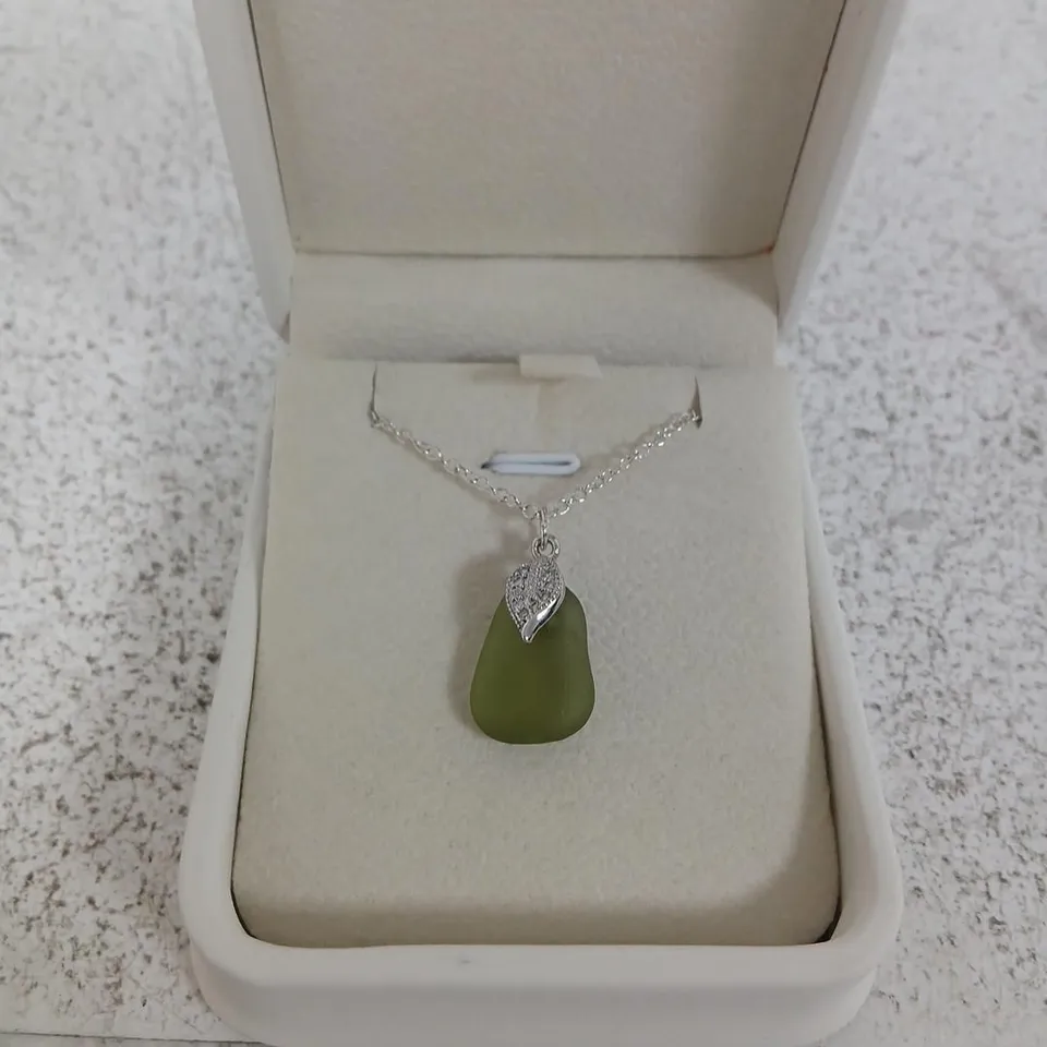SILVER NECKLACE WITH GREEN DROP PENDANT (BOXED) – JEWELLERY