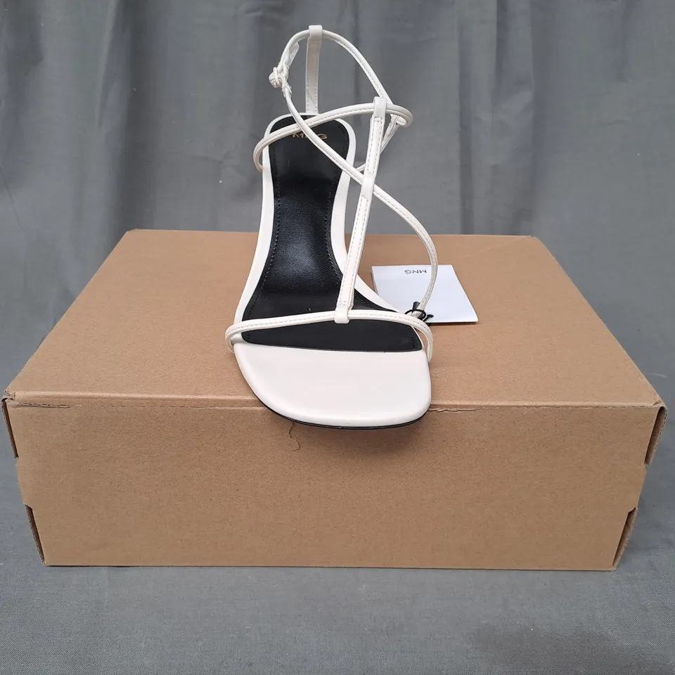 BOXED PAIR OF MNG OPEN TOE HEELED STRAPPY SANDALS IN WHITE UK SIZE 6