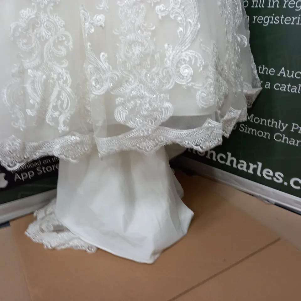 JUSTIN ALEXANDER SIGNATURE WEDDING DRESS - US 16