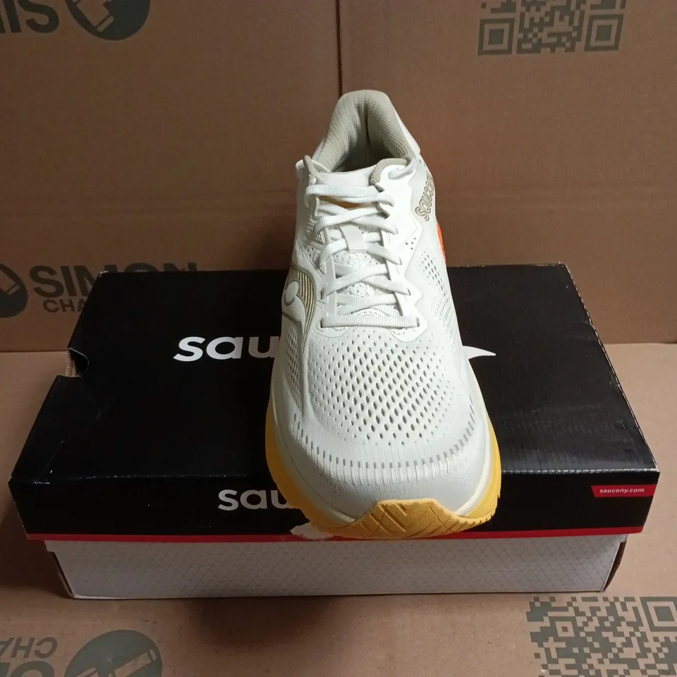 BOXED PAIR OF SAUCONY MEN'S GUIDE 19 RUNNING SHOES - 12