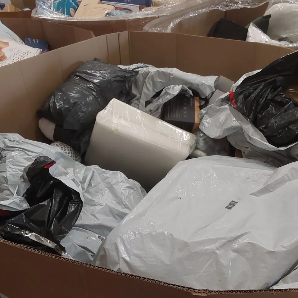 PALLET TO CONTAIN A LARGE ASSORTMENT OF PILLOWS, CUSHIONS AND RELATED PRODUCTS 