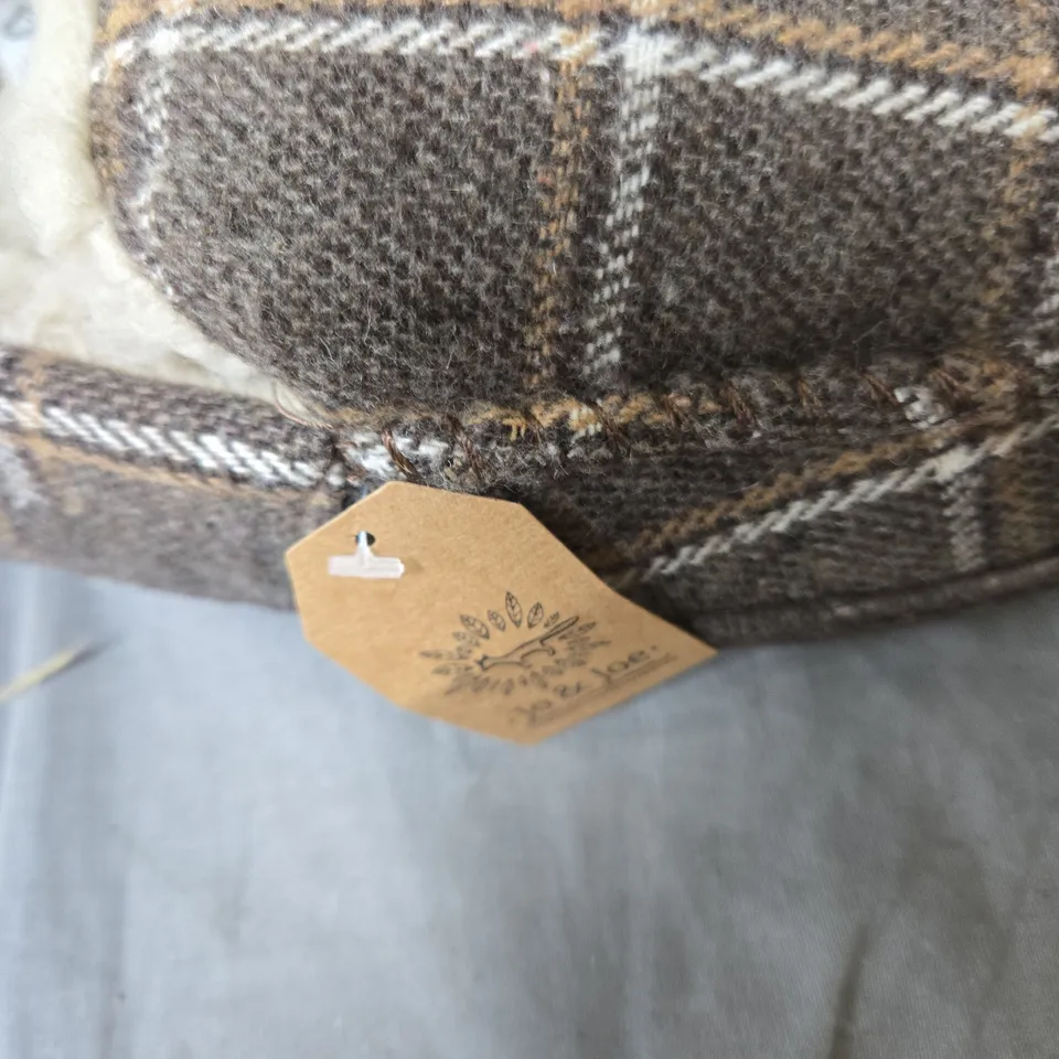 JO & JOE BROWN PLAID SLIPPERS WITH FAUX SHEARLING – UK 8