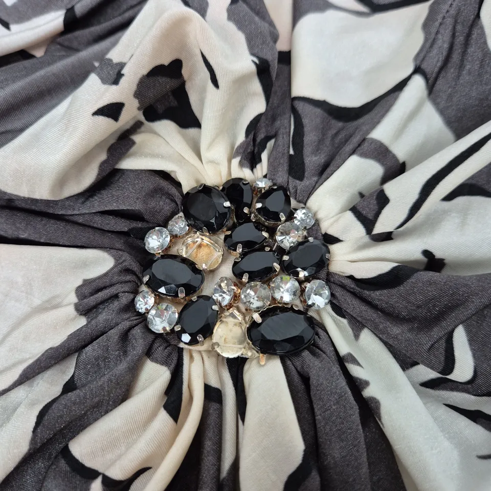 KLASS. DRESS WITH RHINESTONE BROOCH – BLACK/CREAM ABSTRACT PRINT, UK SIZE 14