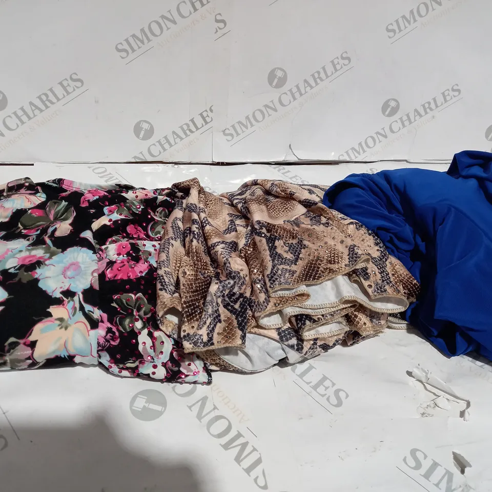 BOX OF APPROXIMATELY 30 ASSORTED CLOTHING ITEMS TO INCLUDE TOPS, DRESSES, JUMPERS ETC