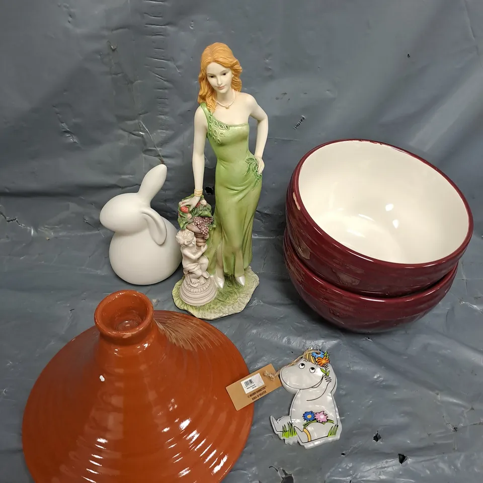 APPROXIMATELY 10 ASSORTED HOUSEHOLD ITEMS TO INCLUDE BOWLS, ORNAMENTS ETC  