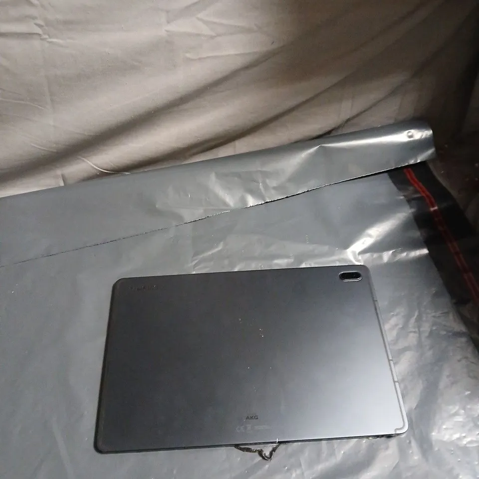 SAMSUNG TABLET WITH AKG BRANDING – SILVER, CRACKED SCREEN 