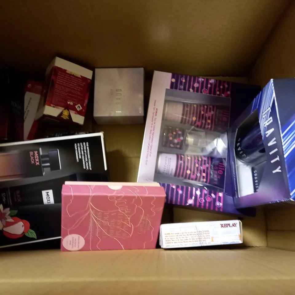 BOX OF APPROXIMATELY 10 FRAGRANCES TO INCLUDE GRAVITY SET, TRUE REPLAY PARFUM, JOOP HOMME ETC