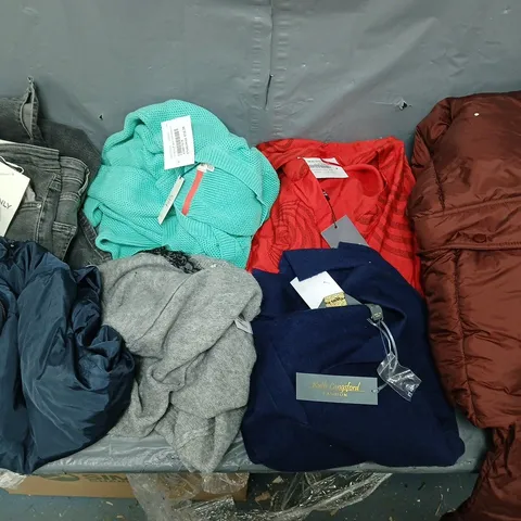 APPROXIMATELY 25 ASSORTED CLOTHING ITEMS IN VARIOUS STYLES, SIZES & COLOURS ETC