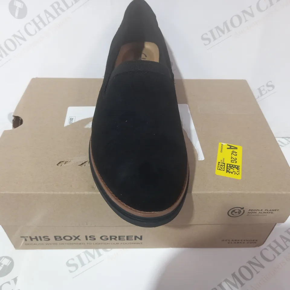 BOXED PAIR OF CLARKS SHARON DOLLY SHOES IN BLACK UK SIZE 5.5