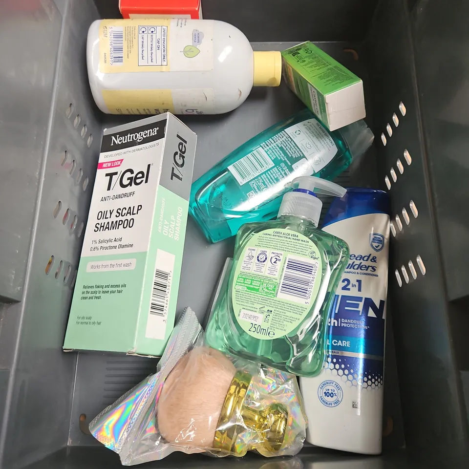 APPROXIMATELY 20 ASSORTED HEALTH & BEAUTY PRODUCTS TO INCLUDE - MATRIX SHAMPOO & CONDITIONER - CURLSMITH WEIGHTLESS AIR DRY CREAM - ESTRID RAZOR - ETC