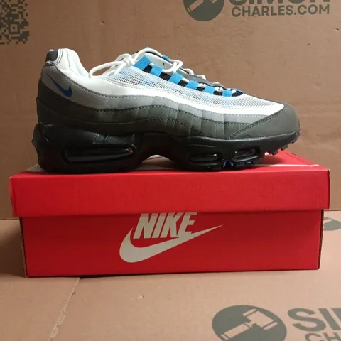 BOXED PAIR OF NIKE AIR MAX TRAINERS IN WHITE/GREY/BLUE SIZE UK 9