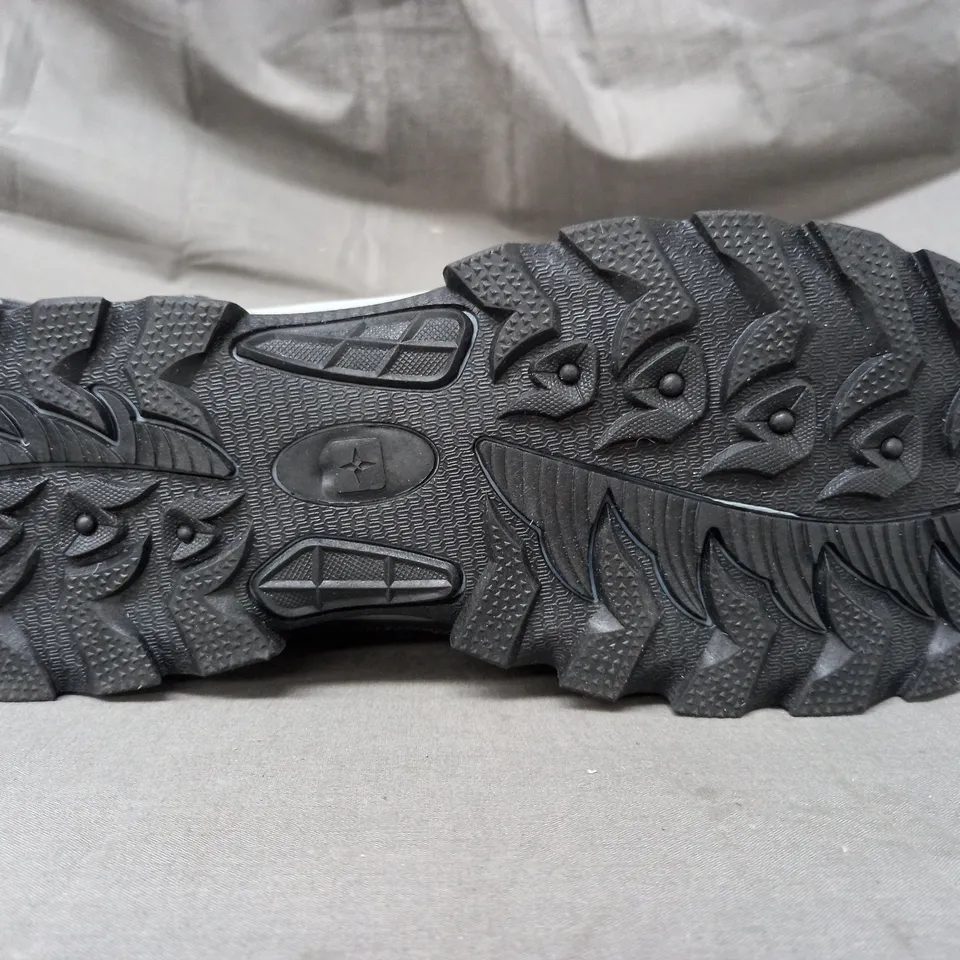 BOXED PAIR OF MOUNTAIN WAREHOUSE HIGHLINE II WALKING SHOE SIN GREY/NAVY UK SIZE 10