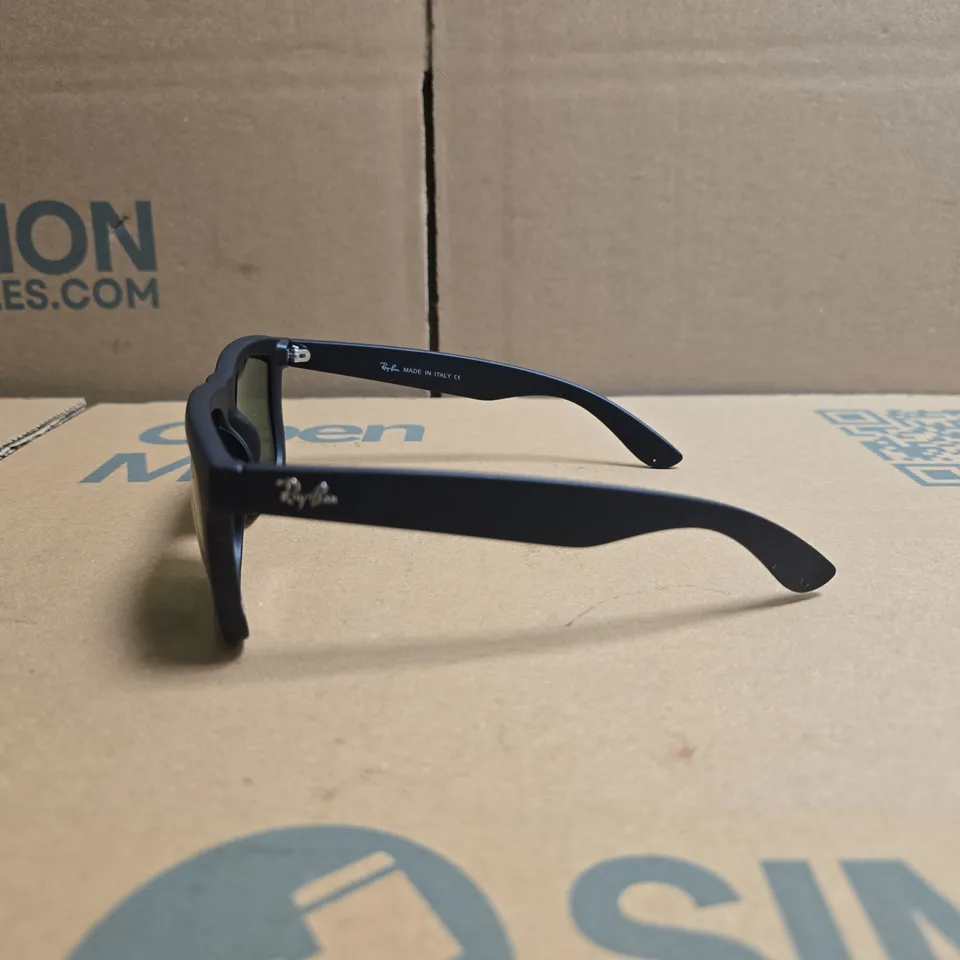 BOXED PAIR OF RAY-BAN SUNGLASSES WITH BLACK FRAME AND BLUE MIRRORED G-15 LENSES