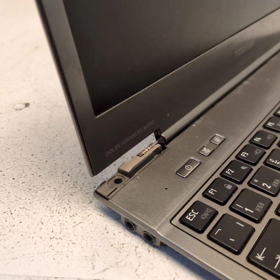 TOSHIBA PORTEGE Z830-10Q LAPTOP DAMAGED HINGE