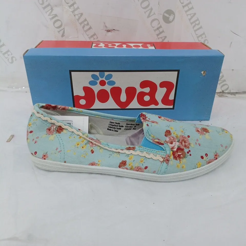 APPROXIMATELY 10 PAIRS OF BOXED DIVAZ SLIP-ON FLORAL PUMP SWIFT BLUE IN VARIOUS SIZES 