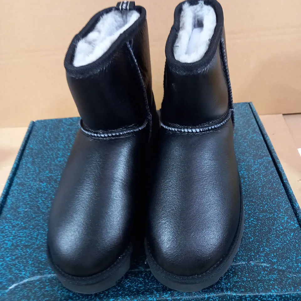 EMU SHARKY MINI TOWN SHEEPSKIN BOOTS - BLACK - UK SIZE 7