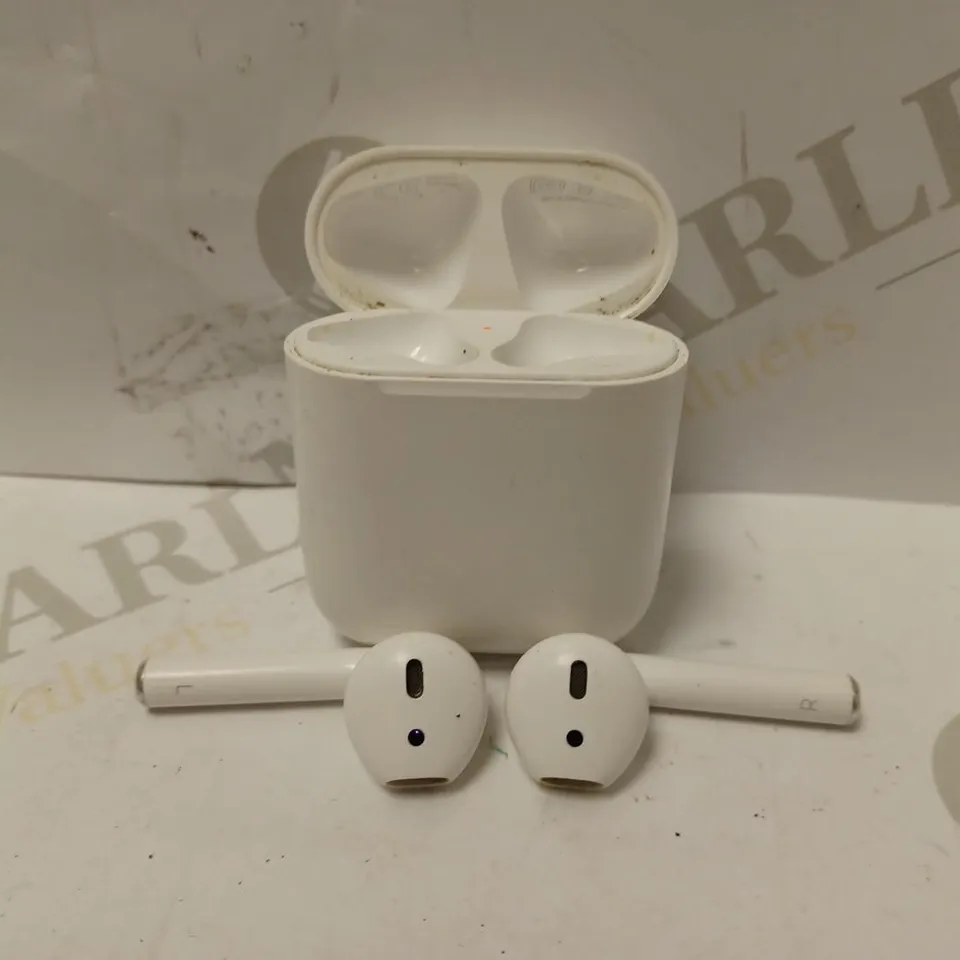 1ST GENERATION APPLE AIRPOD BUDS