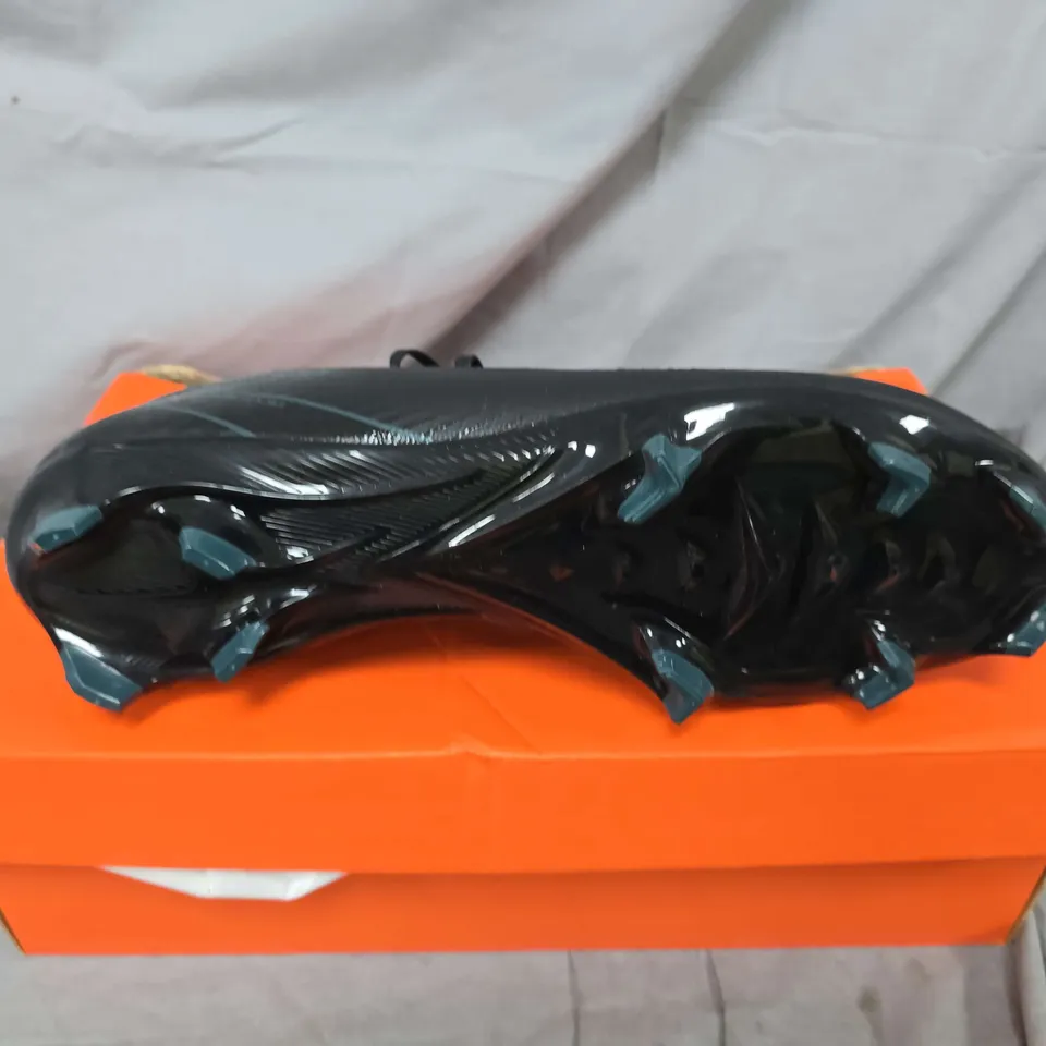 BOXED PAIR OF NIKE MERCURIALS PRO IN BLACK - UK 9.5