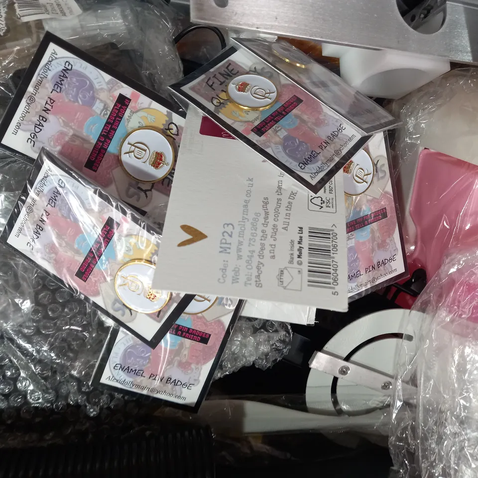 LOT OF APPROXIMATELY 10 ASSORTED HOUSEHOLD ITEMS TO INCLUDE ELPINE 3-WAY ADAPTER, DOG COOKIE CUTTER SET, CAN OPENER, ETC