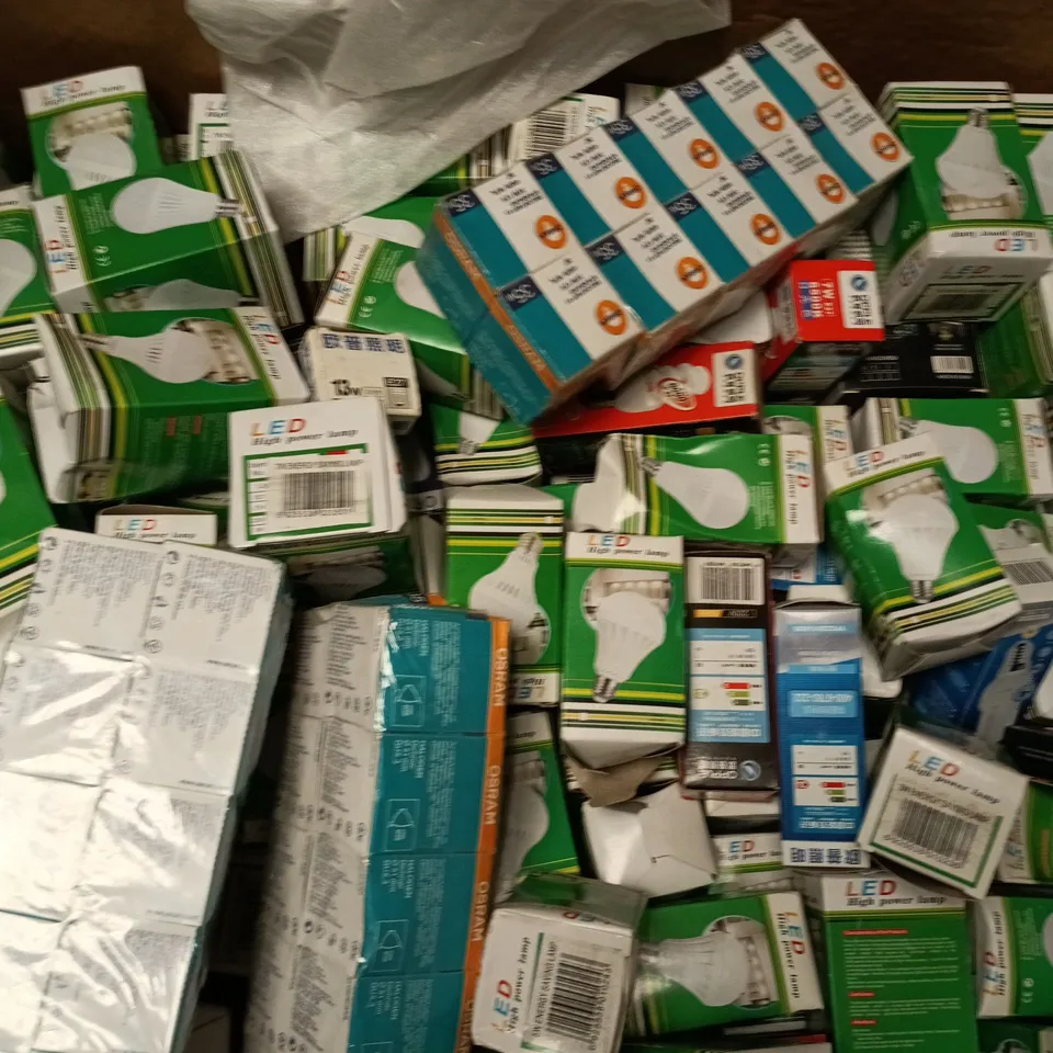 BOX OF APPROXIMATELY 40 ASSORTED HOUSEHOLD AND ELECTRICAL ITEMS TO INCLUDE LED HIGH POWER LAMP, PHONESTRAP, ETC
