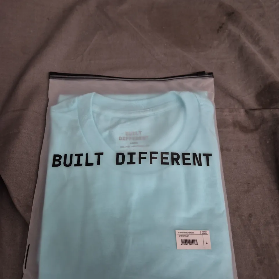 LIGHT GREEN T-SHIRT WITH 'BUILT DIFFERENT' SLOGAN – CREW NECK SIZE L