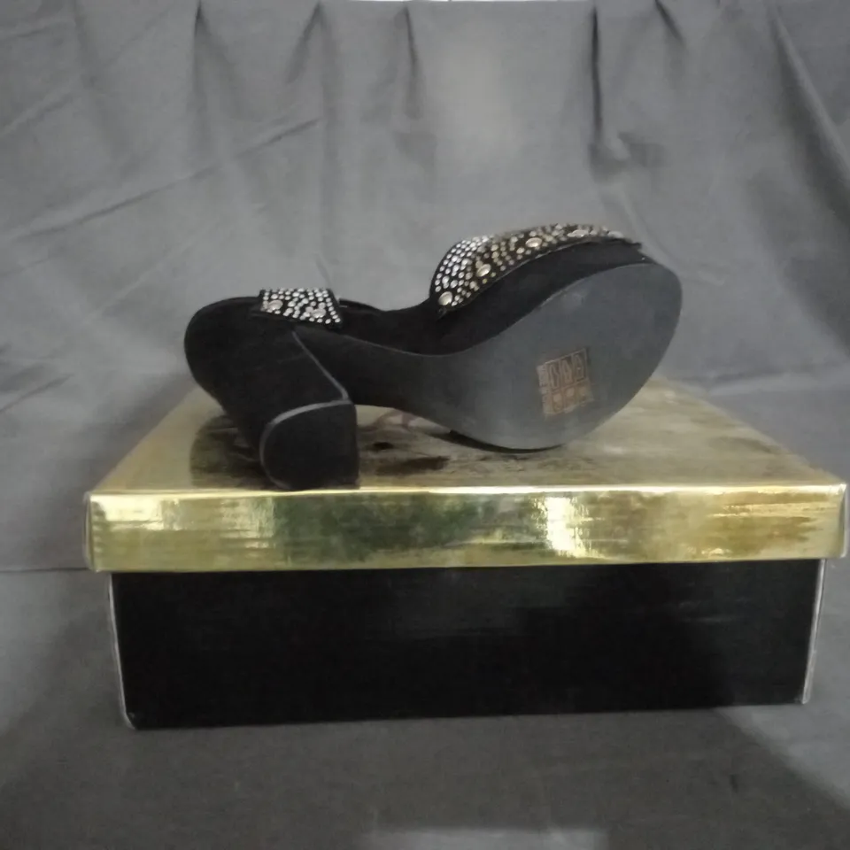 APPROXIMATELY 9 BOXED PAIRS OF SPRIRER BLOCK HEELED SANDALS IN BLACK/GOLD VARIOUS SIZES TO INCLUDE SIZE 38EU 