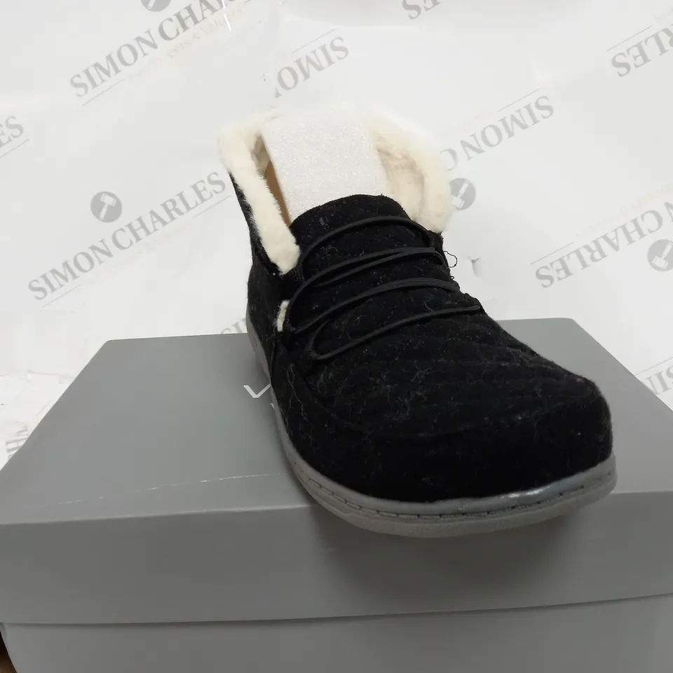 BOXED PAIR OF VIONIC BELIEVE SLIPPERS IN BLACK SIZE 5