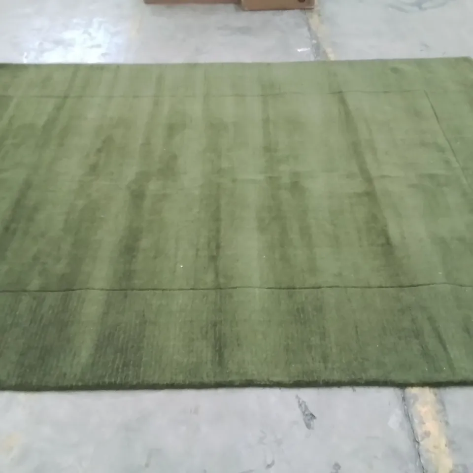 QUALITY DESIGNER AREA RUG // APPROX SIZE: 200 X 290