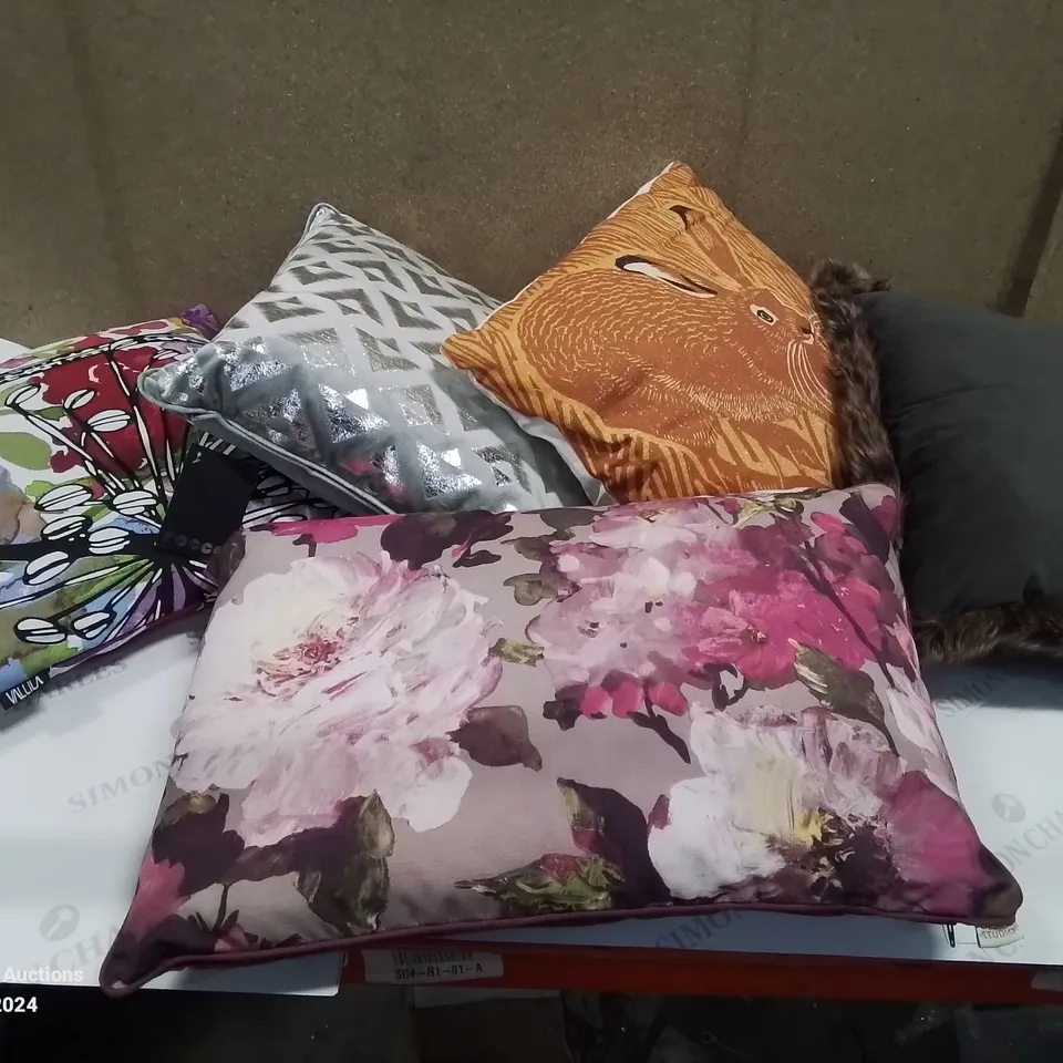 SELECTION OF 5 SCATTER CUSHIONS IN DIFFERENT DESIGNS