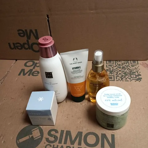 TOTE OF APPROXIMATELY 20 ASSORTED COSMETIC ITEMS TO INCLUDE THE BODY SHOP, THE RITUAL OF SAKURA, SIXWAYS, ARGAN OIL OF MOROCCO ETC