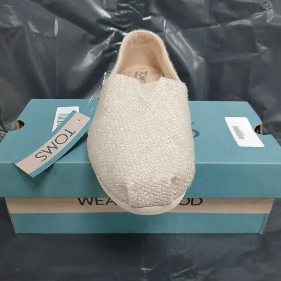 BOXED PAIR OF TOMS ALPARGATA OATMEAL SPARKLE KNIT SHOES SIZE UK 6
