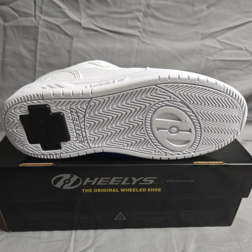 BOXED PAIR OF HEELYS REZERVE LOW TRAINERS - UK SIZE 4