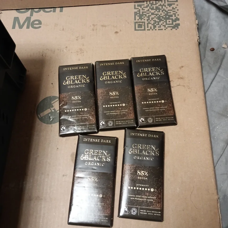 TOTE OF APPROXIMATELY 13 ASSORTED FOOD AND DRINK TO INCLUDE: GREEN AND BLACKS ORGANIC CHOCOLATE 