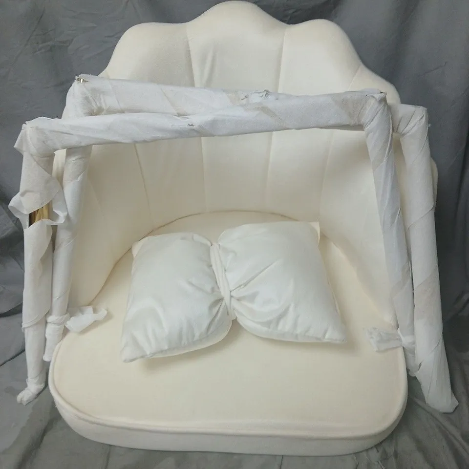 WHITE SHELL-BACK LOUNGE CHAIR – MODERN DESIGN 