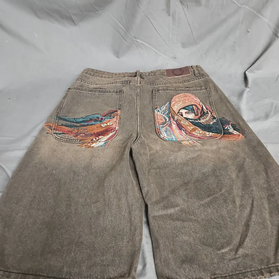 DERSCHUTZE EMBROIDERED JEAN SHORTS IN BROWN SIZE W34