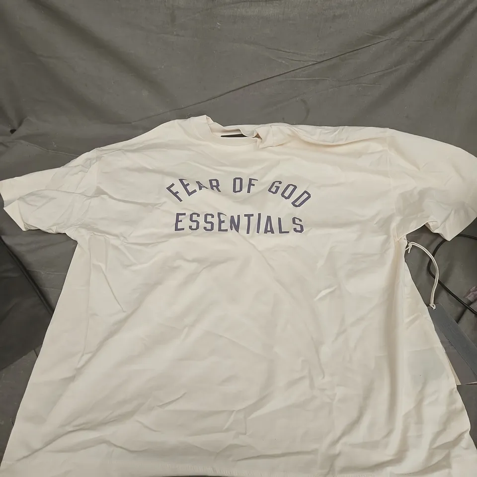 FEAR OF GOD ESSENTIALS FRONT LOGO TEE – WHITE – SMALL