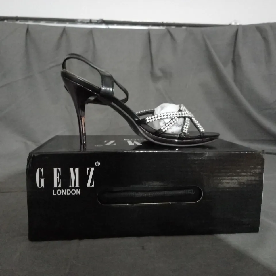 APPROXIMATELY 12 BOXED PAIRS OF GEMZ BLACK SANDALS IN VARIOUS SIZES TO INCLUDE SIZE 7