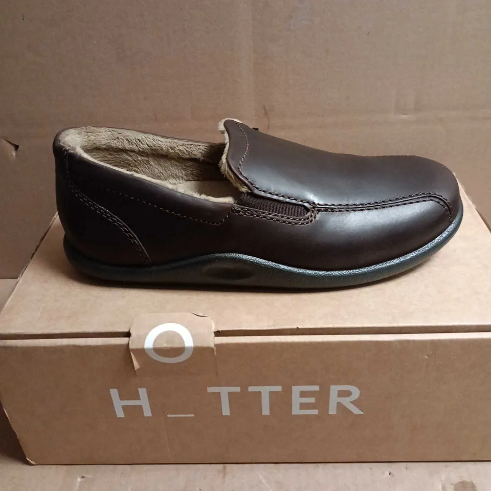 BOXED PAIR OF HOTTER RELAX DARK BROWN LEATHER SLIPPERS FOR MEN – UK 7