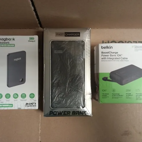 APPROXIMATELY 10 ASSORTED HOUSEHOLD ITEMS TO INCLUDE BELKIN POWER BANK, MAGBANK POWER BANK, ETC
