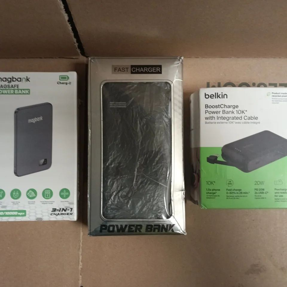 APPROXIMATELY 10 ASSORTED HOUSEHOLD ITEMS TO INCLUDE BELKIN POWER BANK, MAGBANK POWER BANK, ETC