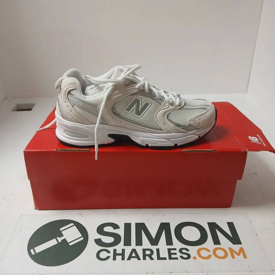 BOXED PAIR OF NEW BALANCE 530 TRAINERS IN WHITE - UK 6