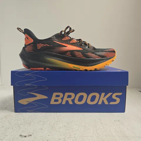 BOXED PAIR OF BROOKS GHOST TRAIL TRAINERS IN BLACK/RED/ORANGE SIZE UK 7.5