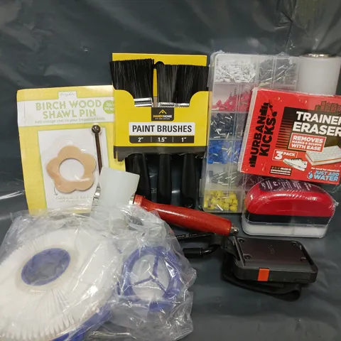 APPROXIMATELY 20 ASSORTED HOUSEHOLD ITEMS TO INCLUDE PAINT BRUSHES, TRAINER ERASER, MALLET, ETC