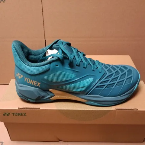BOXED PAIR OF YONEX POWER CUSHION CASCADE DRIVE TRAINERS IN PEACOCK BLUE - UK 7.5