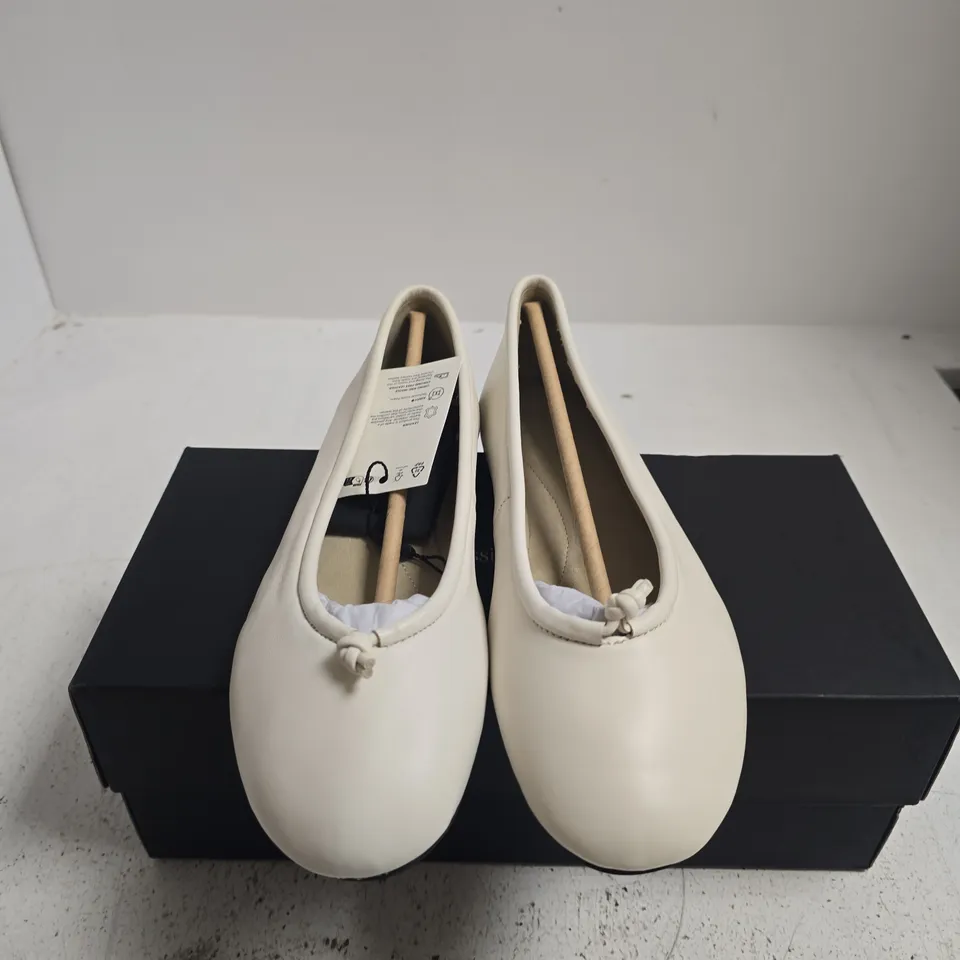 BOXED PAIR OF MASSIMO DUTTI CREAM BALLET FLATS, WOMEN'S – UK 5 (EU 38)
