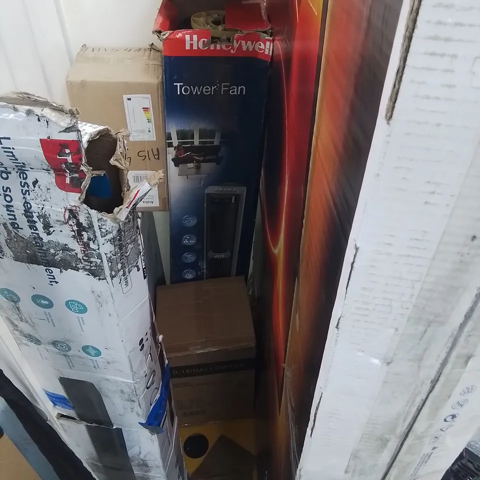 CAGE OF ASSORTED HOUSEHOLD ITEMS TO INCLUDE TEDDY PILLOWCASE, SAFETY RAIL, PINECONE DECORATIONS, HONEYWELL FAN AND FACETED TABLE LAMP