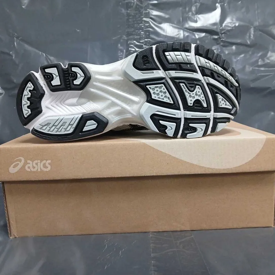 BOXED PAIR OF ASICS GEL-KAYANO 14 TRAINERS IN WHITE/GREY SIZE UK 4.5